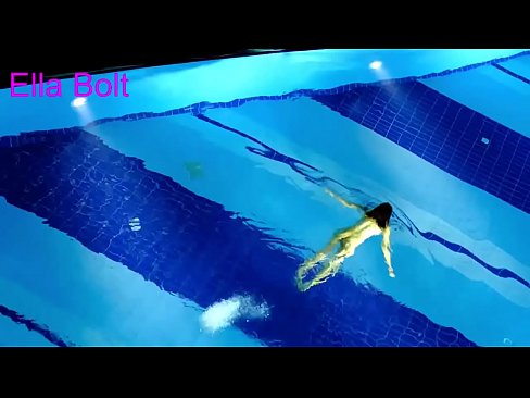 ❤️ Ech kann net ophalen ze kucken, jonk Blond gefaange schwammen plakeg am ELLA BOLT Resort Pool ❤️❌ Qualitéit Sex bei eis ☑