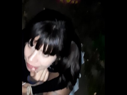 ❤️ Op der Strooss geschwollen Penis am Austausch fir Séissegkeeten ❤️❌ Qualitéit Sex bei eis ☑