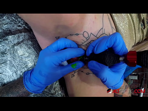 ❤️ Extrem tattooed Hottie Sully Savage krut en Tattoo op hirem Klitoris ❤️❌ Qualitéit Sex bei eis ☑